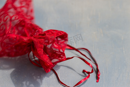 红色抽绳包