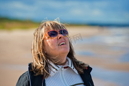 海边女人的画像