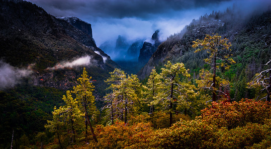 美国乔治亚州北部的布拉斯敦秃山，秋季色彩缤纷，白云蓝天，景色迷人。