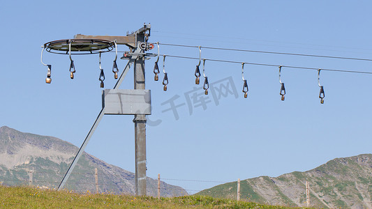 牛铃摄影照片_滑雪缆车上的阿尔卑斯牛铃