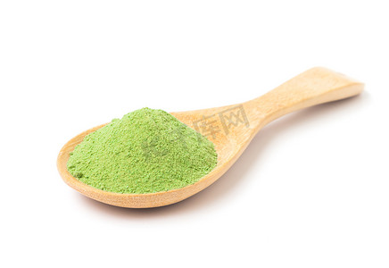 绿粉粉摄影照片_白色背景木勺上的绿抹茶粉