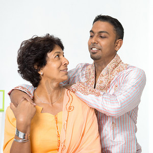 烫金天安们摄影照片_印地安家庭资深母亲和年轻成年儿子