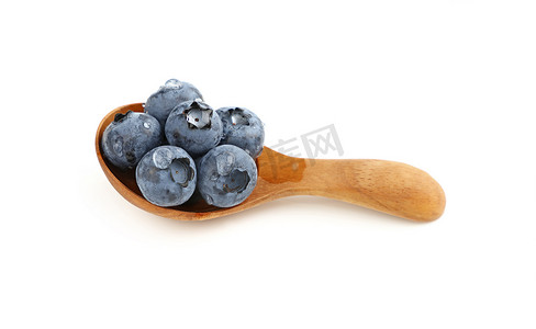 蓝莓落摄影照片_木勺中的新鲜蓝莓与白色隔离