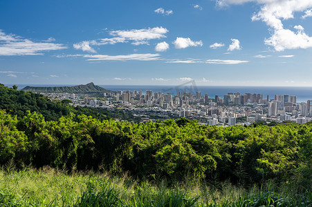 从瓦胡岛的坦塔罗斯俯瞰威基基和火奴鲁鲁的全景