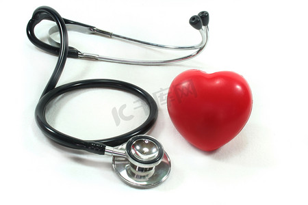 有红色心脏的听诊器