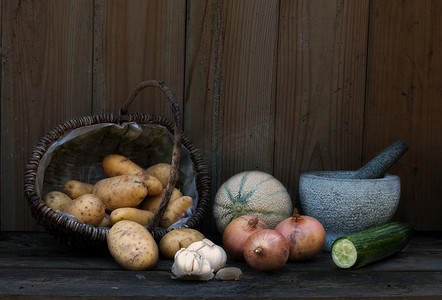 stil life with patatoes 洋葱和其他水果