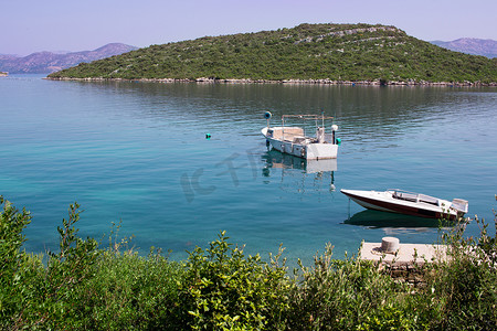 克罗地亚亚得里亚海平静水域的两艘小渔船