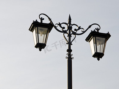 照明器摄影照片_老城区街道照明器。