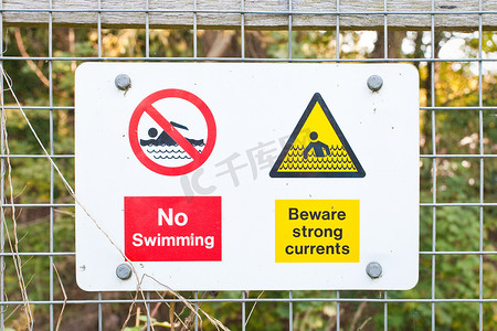 河流警告标志
