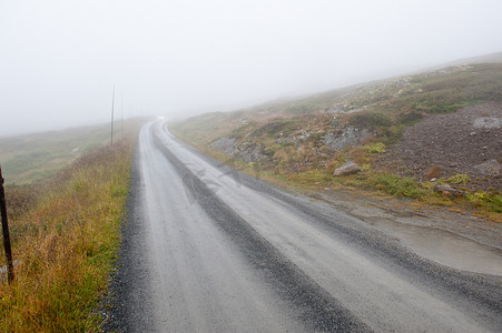 灰色雾气摄影照片_有雾的路