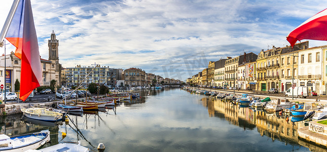 夏季早晨，在法国 Occitania 的 Hérault，您可以欣赏到 Sète 运河的全景