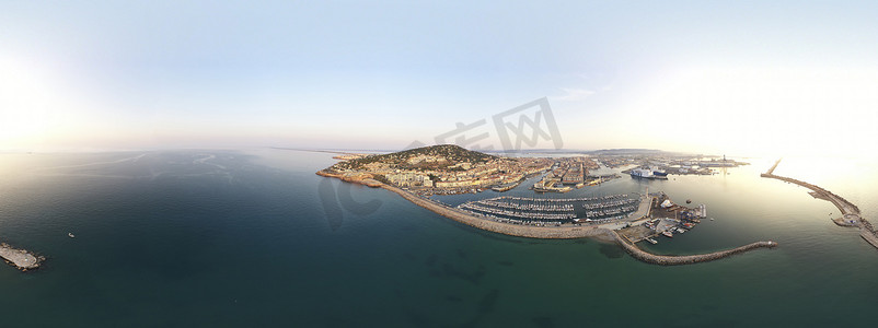 360城市全景摄影照片_日出时，法国奥克西塔尼埃罗省塞特市和港口的 360º 空中全景