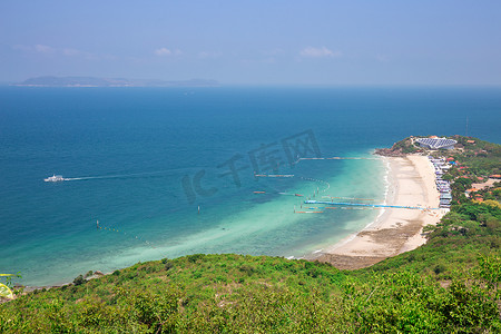 热带春摄影照片_泰国春武里府芭堤雅的 Koh Larn 岛 samae 海滩的顶视图。