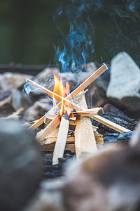 生篝火：野营旅行中的小火苗，户外探险