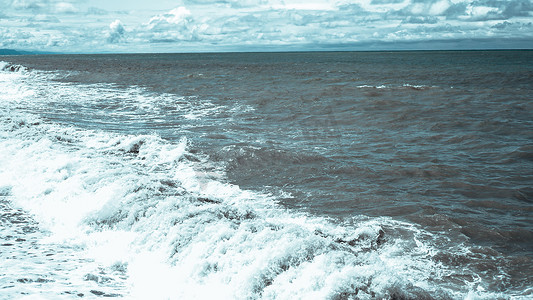 长风破浪摄影照片_破浪和风雨如磐的蓝色海