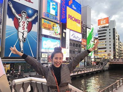 日本大阪 — 2019年3月26日：一名年轻女游客试图
