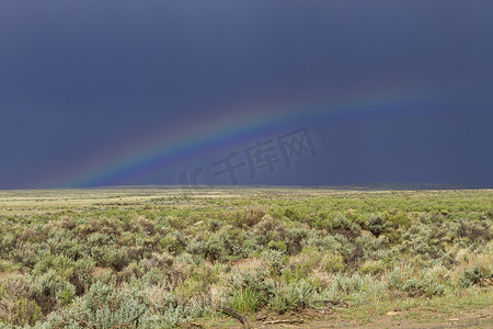 怀俄明山脉土地上的彩虹