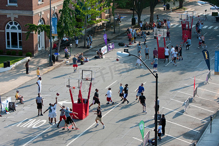 球门摄影照片_男子在城市街道上参加篮球比赛