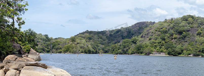 风景如画的 Buduruwagala 水库全景。