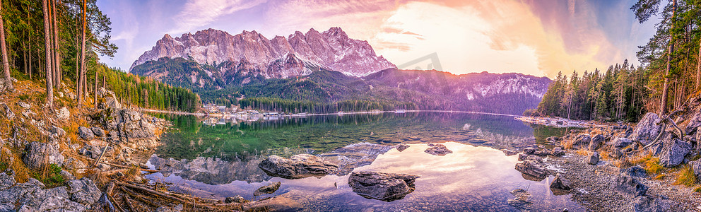 阿尔卑斯山脉在日落时倒映在湖中