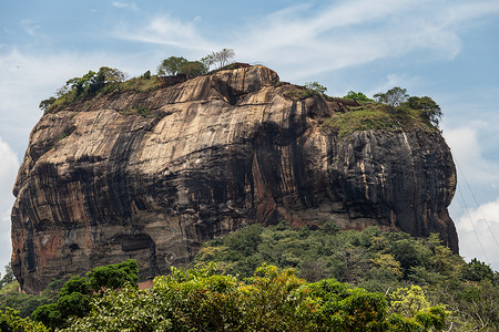 狮子岩摄影照片_锡吉里亚岩斯里兰卡从蓝天森林后方拍摄