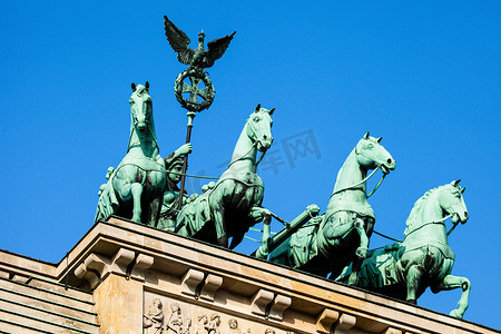 勃兰登堡门矢量图摄影照片_柏林勃兰登堡门顶部的 Quadriga