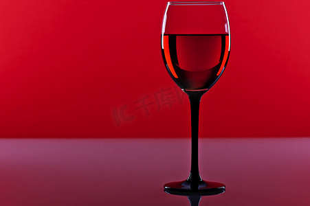 红色背景中的一杯法国红酒