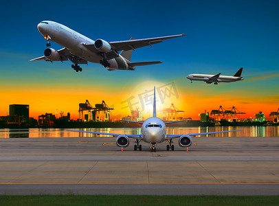 货运码头摄影照片_货运飞机在美丽的晨光下飞过机场