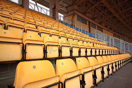 体育场内有大量黄色塑料座椅