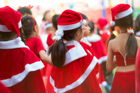 小学圣诞晚会中身穿红色主题服装的女孩
