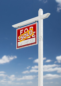 房地产蓝色广告摄影照片_左面临出售出售房地产标志在蓝天与 Cl