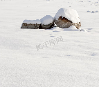 雪中​​的石头