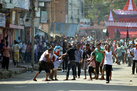 敬礼宪法摄影照片_尼泊尔 - 宪法 - 暴力抗议