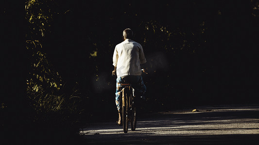 旅行的老人摄影照片_农村骑自行车的老人