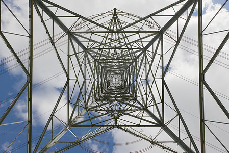 高塔摄影照片_架空电力线在国家电网的一部分高塔上打开