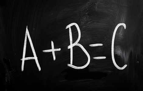 “A+B=C”在黑板上用白色粉笔手写