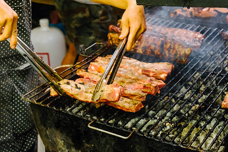 户外烧烤架摄影照片_街头食品 BBQ 烧烤工具 在我们户外用餐的概念