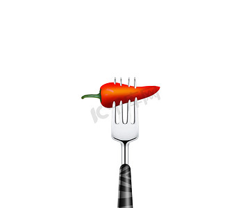 叉子刺穿的红辣椒