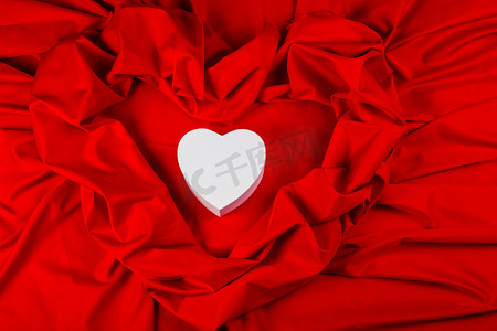 红色布料上有心的爱心卡片