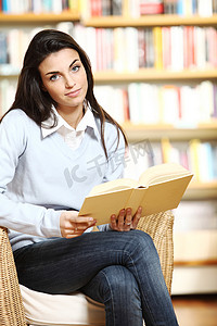一位手拿书的优雅女学生的画像