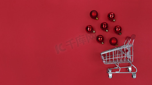 红纸上的超市手推车和圣诞树小玩意儿。