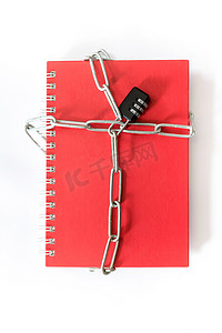 注意带钥匙链的书本红色锁。