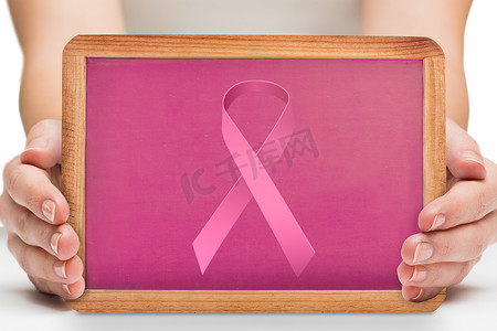 显示粉红色板的女性手的合成图像