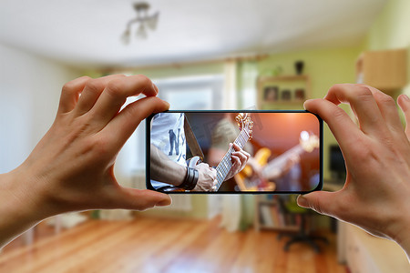 手机app下载摄影照片_在家通过手机在线上音乐课。