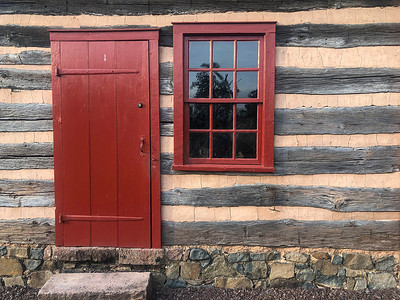 古代大红门摄影照片_美国殖民时期小木屋的红门和 12 格窗户
