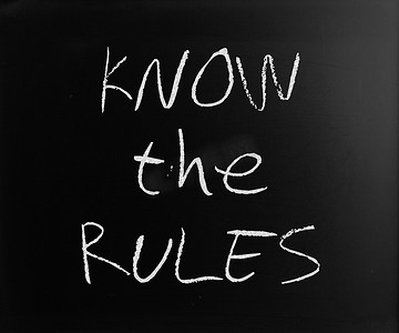 “知道规则”在黑板上用白色粉笔手写
