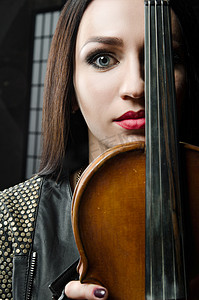 一个拿着小提琴的女孩的肖像