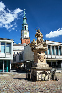 Nepomuk 的圣约翰历史人物和集市广场的市政厅塔楼