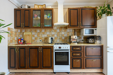 标准公寓中的深色木材厨房