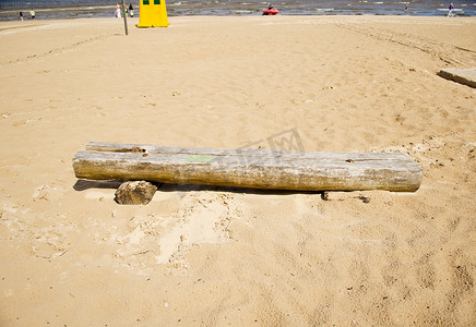 在海沙的老破木凳。